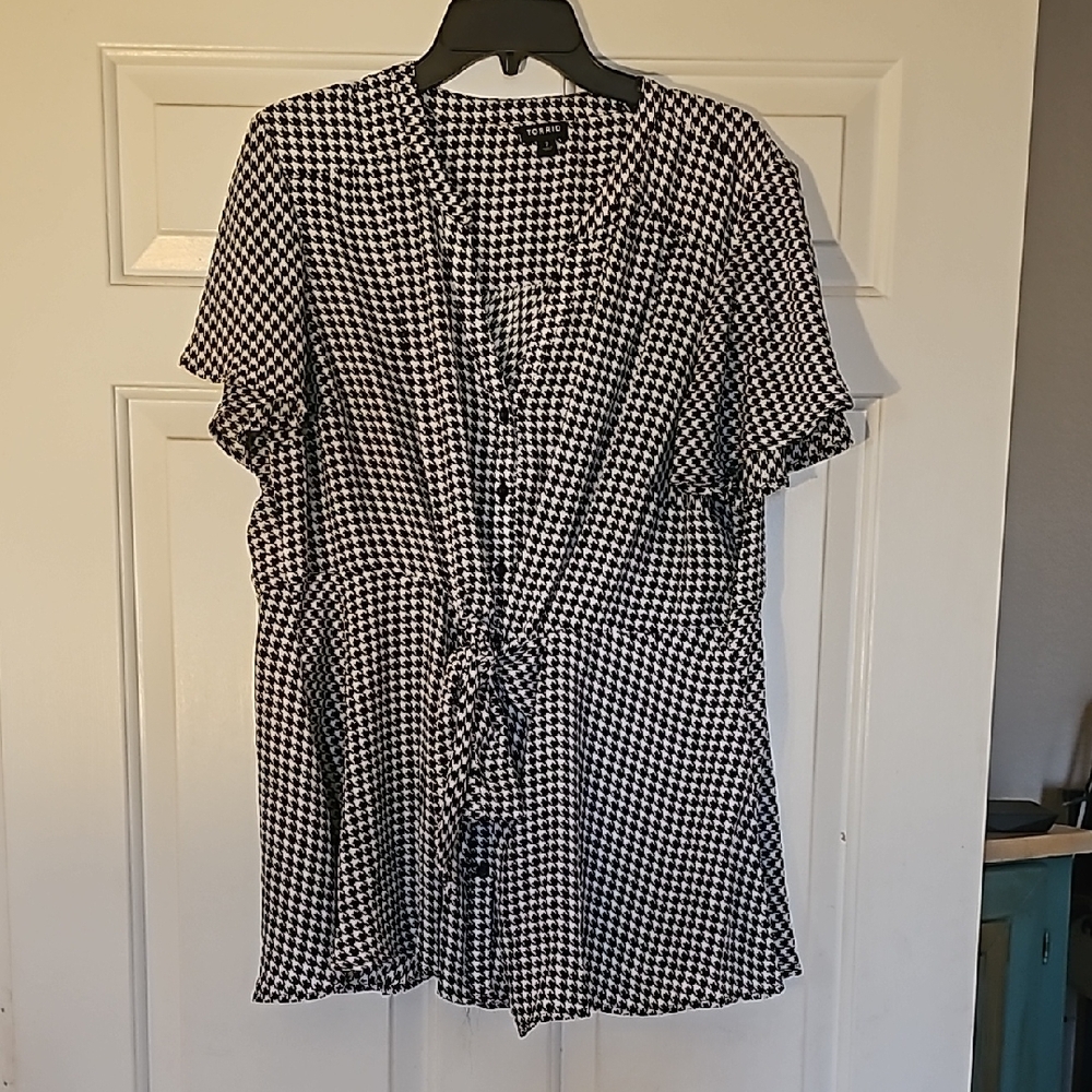 Torrid Houndstooth Button-Up Blouse Size 2